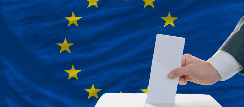 Αίτηση στην ιστοσελίδα του Υπουργείου Εσωτερικών (www.ypes.gr) μπορούν να υποβάλλουν οι Έλληνες κάτοικοι της Ευρωπαϊκής Ένωσης για τις Ευρωεκλογές 2019, μέχρι και τις 29 Μαρτίου 2019, ώστε να εγγραφούν στους ειδικούς εκλογικούς καταλόγους που θα καταρτίσει το υπουργείο Εσωτερικών και να ασκήσουν το εκλογικό τους δικαίωμα σε πόλεις των κρατών μελών της ΕΕ που διαμένουν μόνιμα ή θα βρίσκονται την ημέρα της ψηφοφορίας.Η αίτηση συμπληρώνεται μέσω του διαδικτυακού τόπου του ΥΠΕΣ είτε από τον ίδιο τον ενδιαφερόμενο, είτε από την οικεία διπλωματική αρχή.Οι Έλληνες κάτοικοι της ΕΕ θα ψηφίσουν σε εκλογικά τμήματα που θα συσταθούν σε ορισμένες πόλεις της χώρας που διαμένουν.