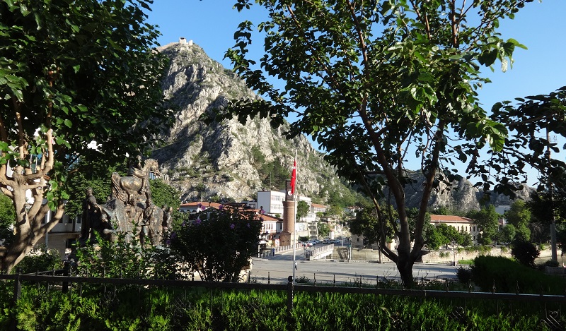 Το άγαλμα του Κεμάλ στην κεντρική πλατεία της Αμάσειας με φόντο, στο βάθος, τη γέφυρα της πόλης (φωτ.: pontos-news.gr)