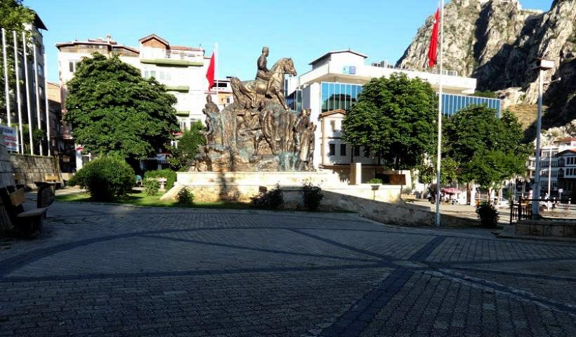 Η κεντρική πλατεία στην Αμάσεια σήμερα. Εδώ απαγχονίστηκε ο αφρός της ποντιακής διανόησης. (Φωτ.: pontos-news.gr)