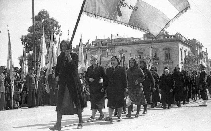 28η Οκτωβρίου 1946: Χήρες, μητέρες και κόρες πεσόντων παρελαύνουν στην Πλατεία Συντάγματος