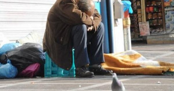 Άστεγος Έλληνας νεκρός στην μέση του δρόμου: Ενώ «φιλοξενούμε» 100.000 από όλο τον κόσμο,σε «δομές» που έχουν τα πάντα!
