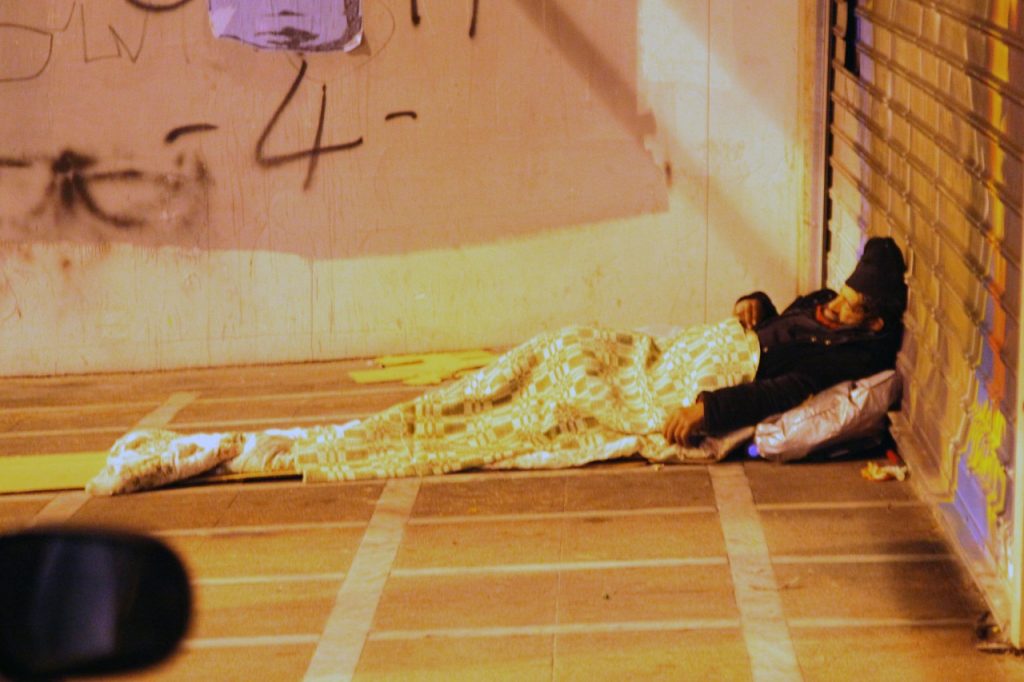 ΕΛΛΗΝΕΣ ΑΣΤΕΓΟΙ : Περίπου 40 χιλιάδες υπολογίζονται οι άστεγοι στην Ελλάδα