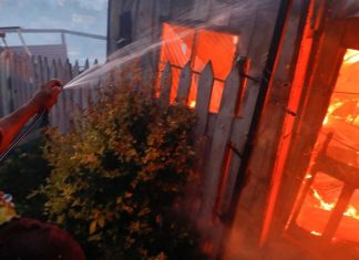Νύχτα τρόμου στη Μόρια: Αλλοδαποί μπήκαν στο χωριό και καίνε σπίτια με ανθρώπους μέσα! (βίντεο)