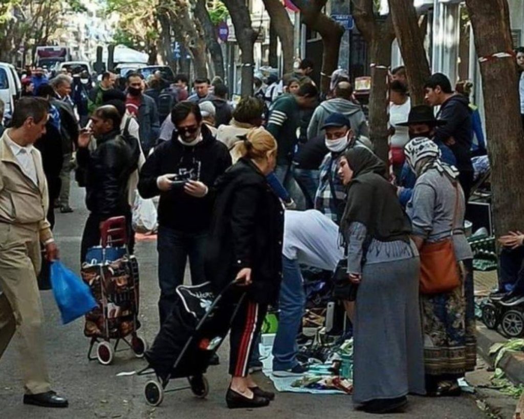 Τα μέτρα και τα πρόστιμα είναι μόνο για τους Έλληνες- Το παράνομο παζάρι στο κέντρο της Αθήνας