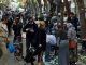 Τα μέτρα και τα πρόστιμα είναι μόνο για τους Έλληνες- Το παράνομο παζάρι στο κέντρο της Αθήνας