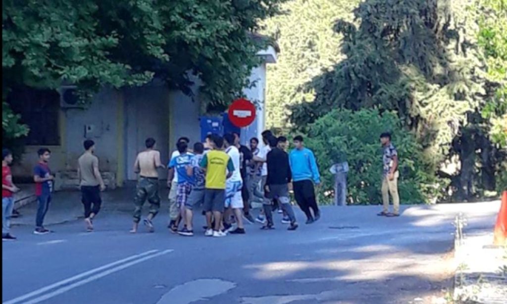 Εγκαταλείπουν τη Μαλακάσα οι κάτοικοι - Άγριες οδομαχίες μεταναστών