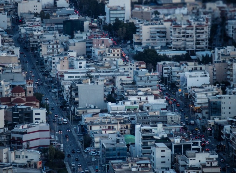 Δανειολήπτες: Καταργείται το ακατάσχετο για μισθούς και συντάξεις