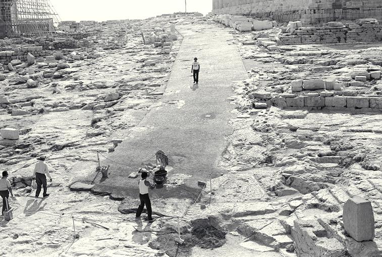 Η διαδρομή της Παναθηναϊκής οδού λίγο πριν την ολοκλήρωσή της διάστρωσης από το συνεργείο του Τραυλού. Άποψη από τα Προπύλαια (φωτογραφία Τ. Τανούλα).