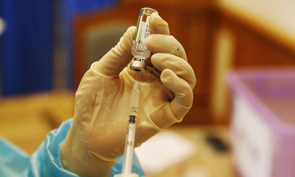 Η «μάχη» των εμβολίων: «Κρυφά deal» κυβερνήσεων - φαρμακευτικών φέρνουν στο φως οι New York Times
