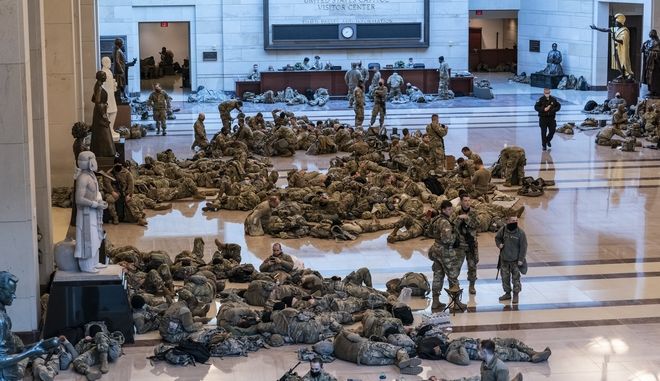 ΗΠΑ: Πρωτοφανείς εικόνες στο Καπιτώλιο – Άνδρες της Εθνοφρουράς το έκαναν “στρατώνα”