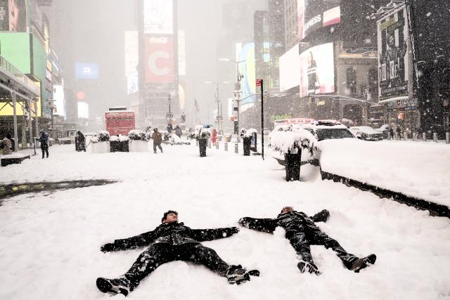 Αποψη από τους χιονισμένους δρόμους της Νέας Υόρκης, 1 Φεβρουαρίου, 2021.(AP Photo/John Minchillo)