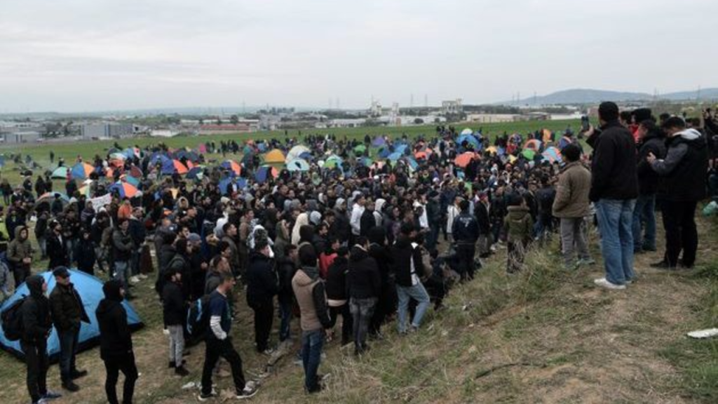 Η στιγμή που αλλοδαποί εισβάλλουν στο Ορμένιο Έβρου – ΌΛΟΙ τους άνδρες στρατεύσιμης ηλικίας