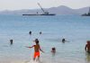 Η Cosco ρυπαίνει τη θάλασσα του Πειραιά μπροστά σε μικρά παιδιά που κάνουν μπάνιο!