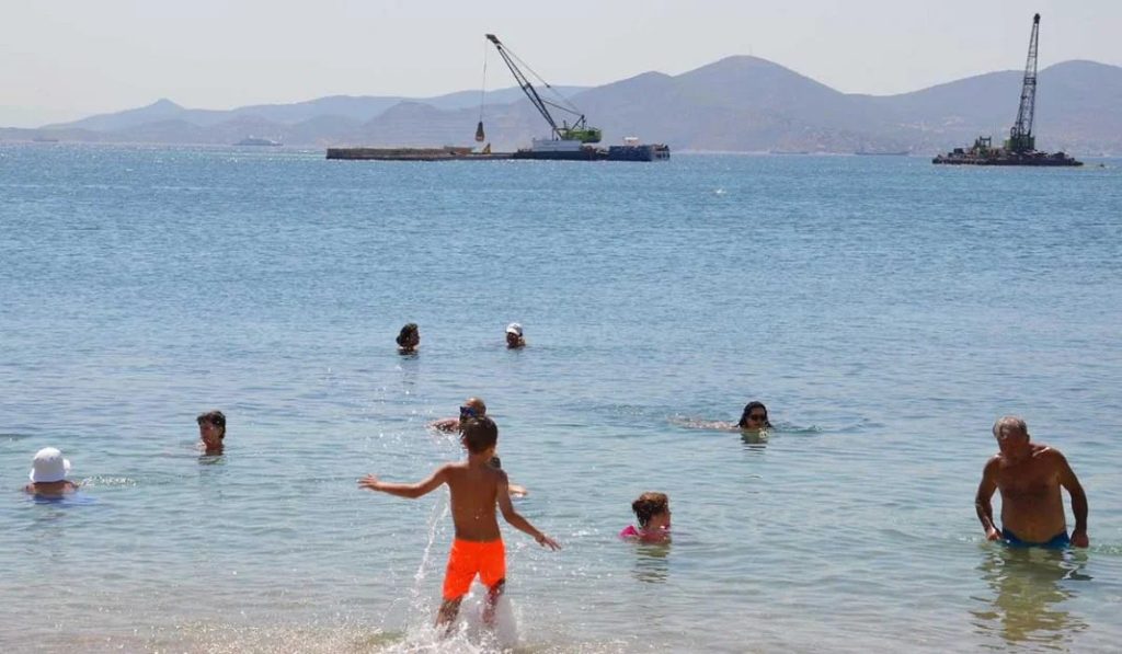 Η Cosco ρυπαίνει τη θάλασσα του Πειραιά μπροστά σε μικρά παιδιά που κάνουν μπάνιο!