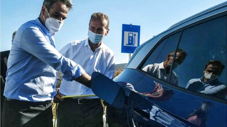 ΕΠΙΚΟ ΦΙΑΣΚΟ Μητσοτάκη: Μας πουλούσε ηλεκτροκίνηση και VW αυτοκίνητα, αλλά η Ελλάδα σήμερα δεν έχει ρεύμα να φορτίσουμε ούτε κινητό