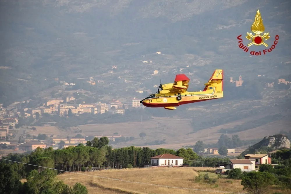 Καίγονται τα ελληνόφωνα χωριά της Ιταλίας: Εξήντα εστίες φωτιάς στην Καλαβρία – Δύο νεκροί