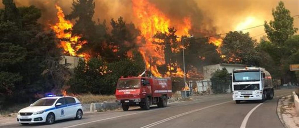 NEA Φωτιά στα Βίλια: εκκενώσεις, καμένα σπίτια και αγωνία για τον Κιθαιρώνα