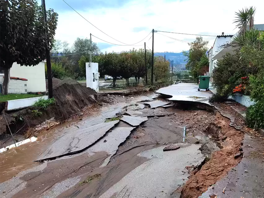 Εγκλωβισμένα άτομα, πλημμυρισμένα σπίτια & ισοπεδωμένοι δρόμοι στην Αγία Άννα (Εικόνες)