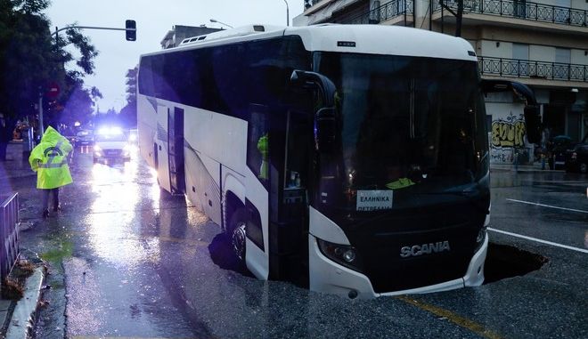 Θεσσαλονίκη: Άνοιξε τρύπα στον δρόμο και "κατάπιε" λεωφορείο