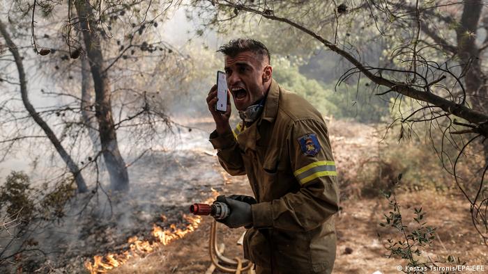 Έκθετη διεθνώς η χώρα με δημοσίευμα της Deutsche Welle να γράφει πως «η Ελλάδα προσλαμβάνει αστυνομικούς και ιερείς αντί για πυροσβέστες»