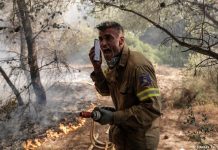 Έκθετη διεθνώς η χώρα με δημοσίευμα της Deutsche Welle να γράφει πως «η Ελλάδα προσλαμβάνει αστυνομικούς και ιερείς αντί για πυροσβέστες»