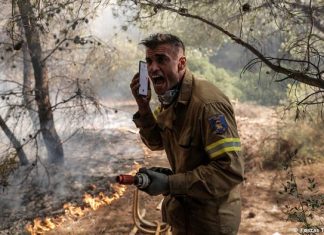Έκθετη διεθνώς η χώρα με δημοσίευμα της Deutsche Welle να γράφει πως «η Ελλάδα προσλαμβάνει αστυνομικούς και ιερείς αντί για πυροσβέστες»