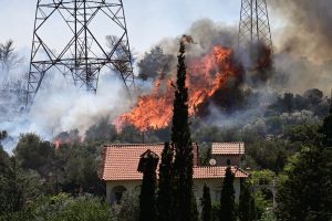 «Καιγόμαστε»: «Κραυγή» για τις ελλείψεις πυροσβεστικών – Κατευθύνεται στη θάλασσα η φωτιά – Κάηκαν σπίτια στη Σαρωνίδα