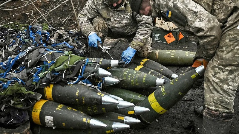 Αποστολή όπλων διασποράς από ΗΠΑ σε Ουκρανία: Ανησυχία για το πώς θα απαντήσει η Μόσχα